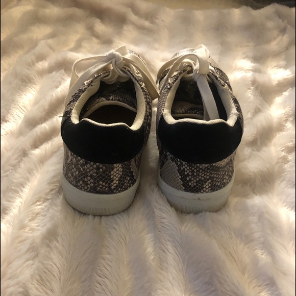 Boutique snakeskin sneakers - Picture 2 of 4